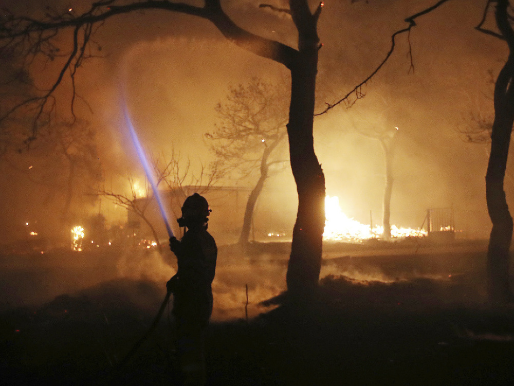V súvislosti s požiarmi pri Aténach hlásia už najmenej 20 mŕtvych