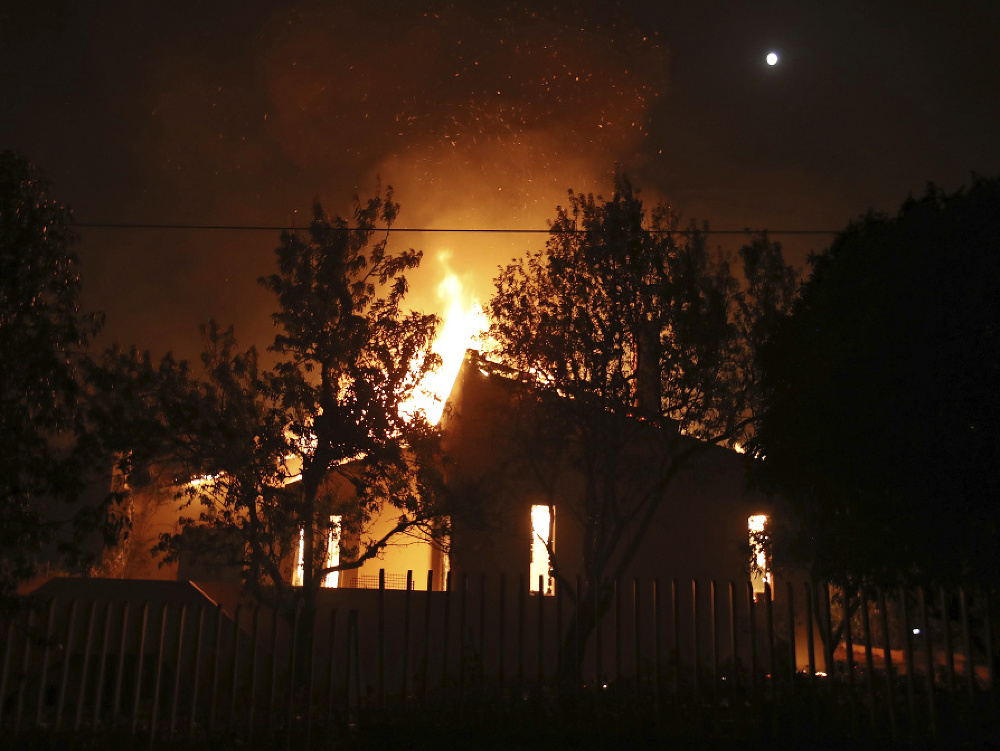 Požiar v Grécku usmrtil aj niekoľko celých rodín.