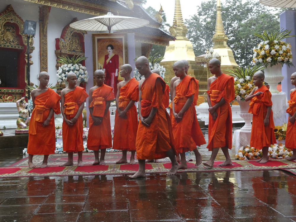 Chlapcov zachránených z jaskyne vysvätili v budhistickom chráme