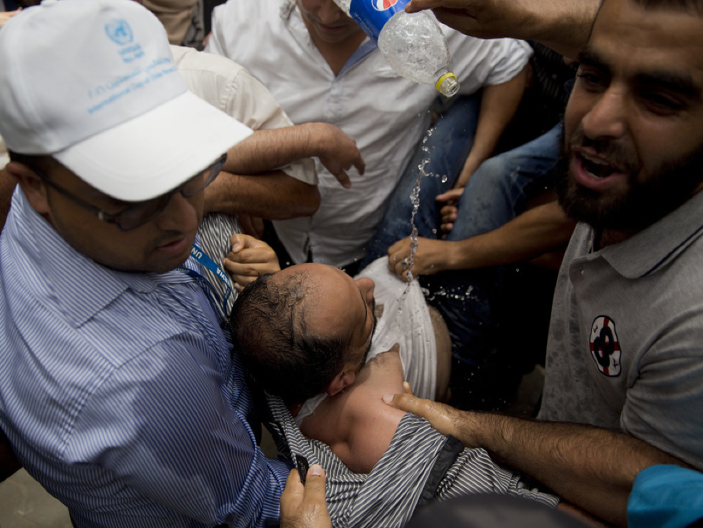 Stovky pracovníkov UNRWA protestujú voči výpovediam a zníženým platom