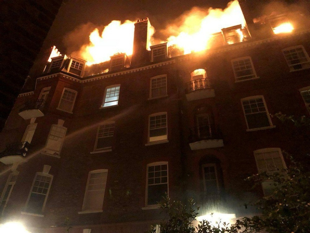Na piatom poschodí obytného domu v Londýne vypukol požiar