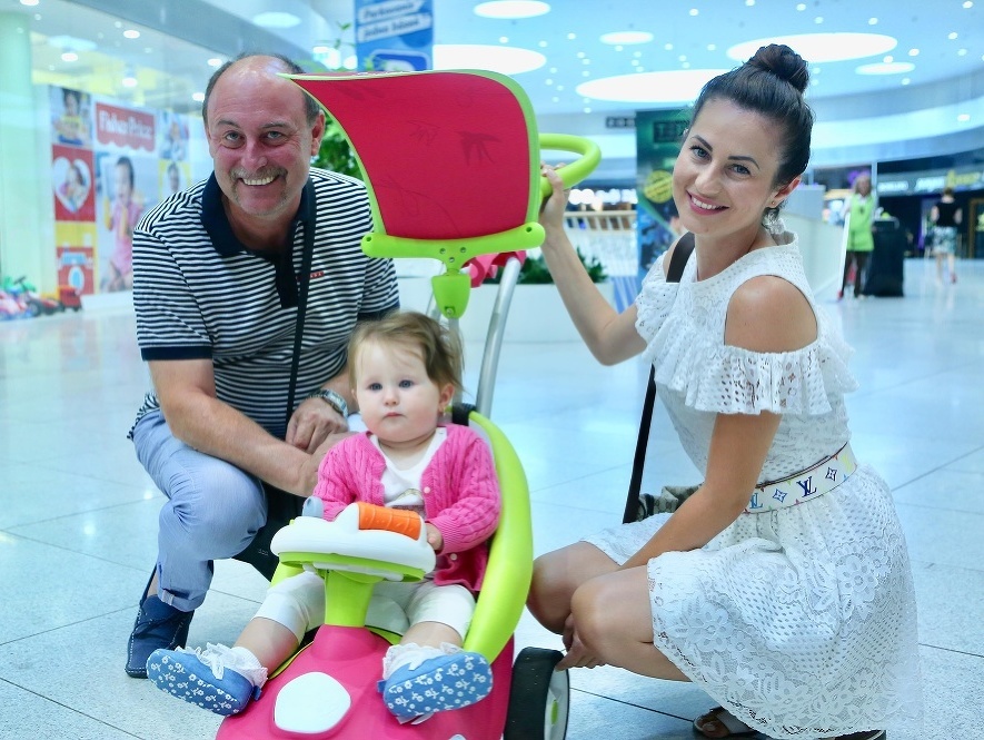 Ivan Mendrej so svojou mladou ženou Ivanou Marmare a dcérkou.