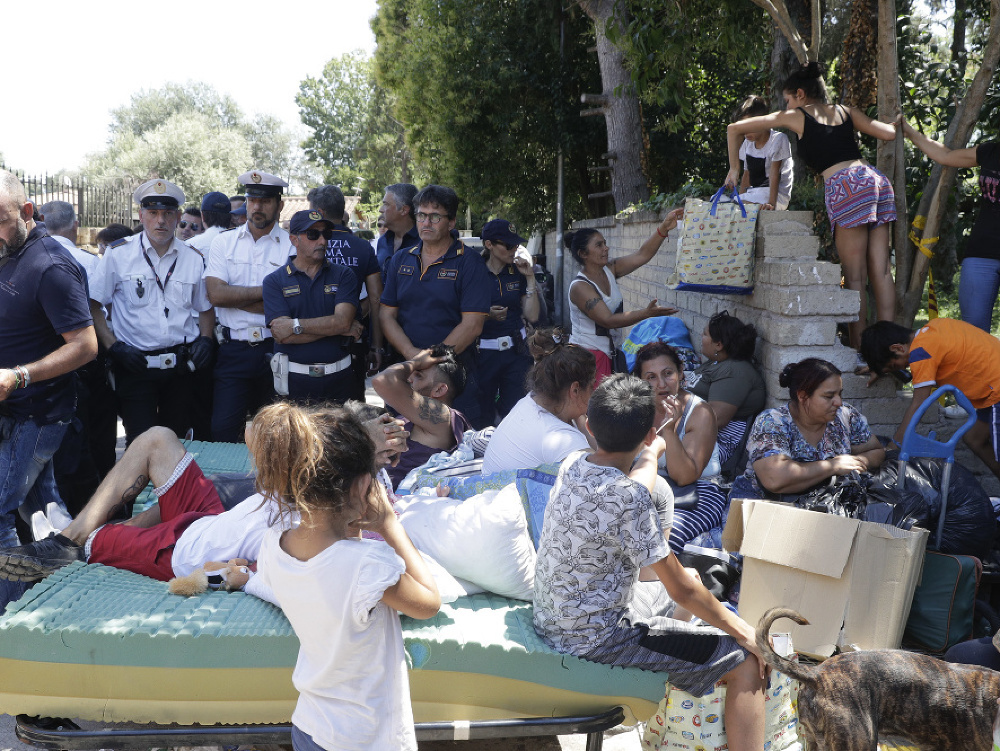Talianska polícia vypratáva tábor Rómov v talianskej metropole Rím