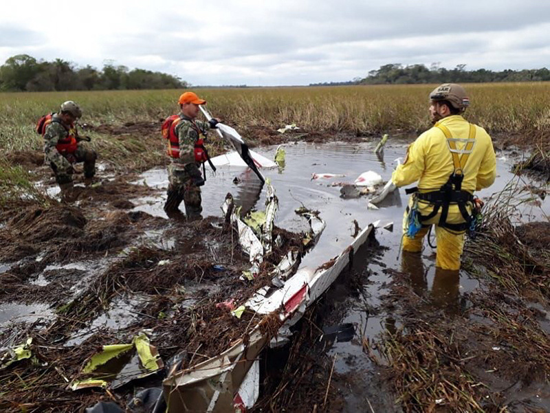 Záchranári prehľadávajú miesto pádu dvojmotorového lietadla Beechcraft Baron, ktoré sa zrútilo do močaristej oblasti krátko po štarte stroja z letiska Ayolas