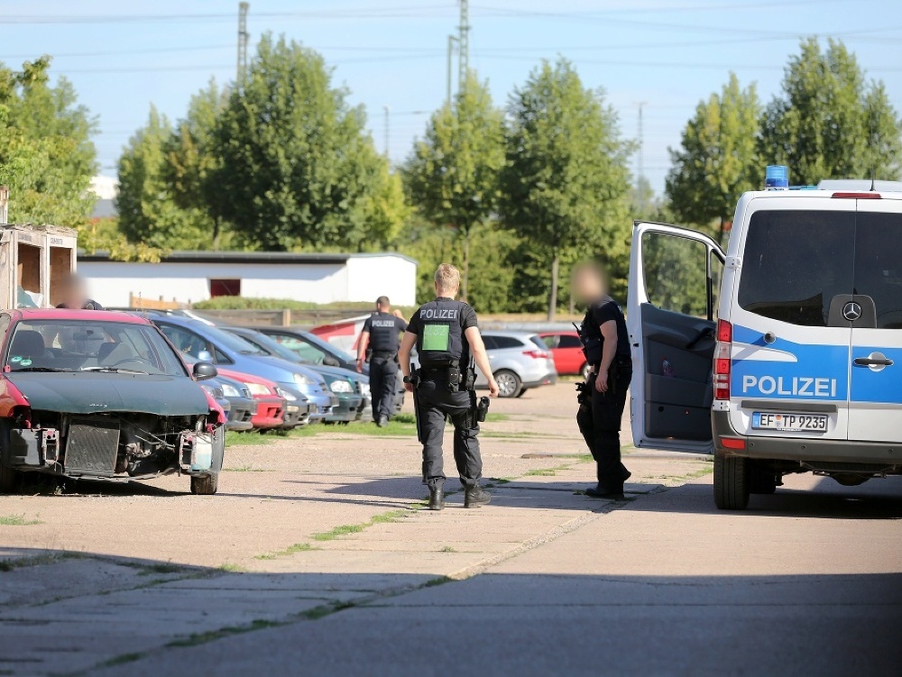 Na snímke policajti pátrajú po 41-ročnom mužovi z Litvy 26. júla 2018 v Erfurte.