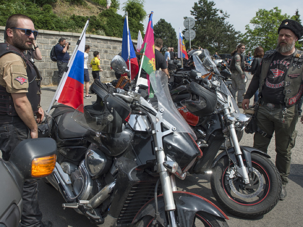 Na snímke Noční vlci na motorkách prichádzajú na Slavín uctiť si pamiatku vojakov Červenej armády