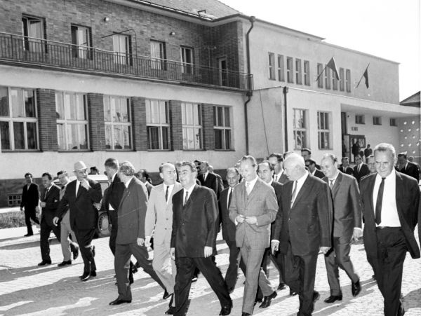 Dubček, Brežnev a ďalší členovia oboch delegácií pred rokovacou halou v Čiernej nad Tisou