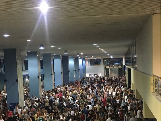 Stovky ľudí uviazli na letisku na ostrove Rhodos.