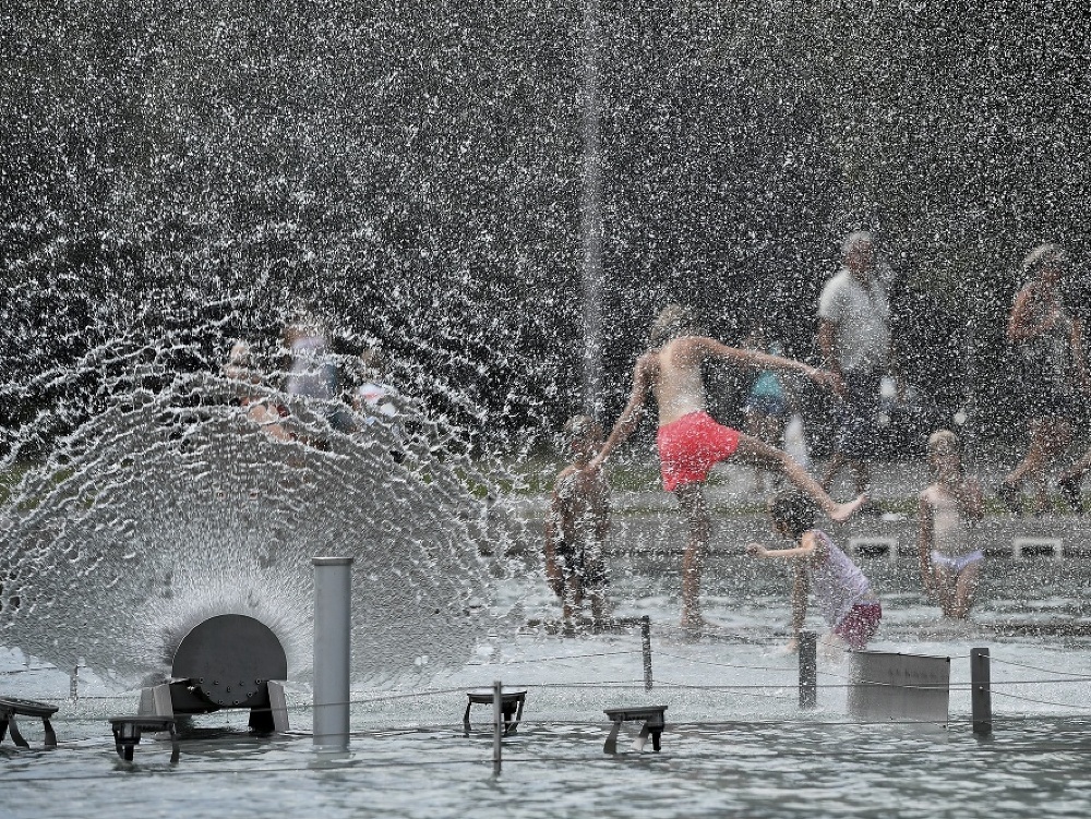 Deti sa hrajú vo fontáne počas horúčav v Maďarsku.