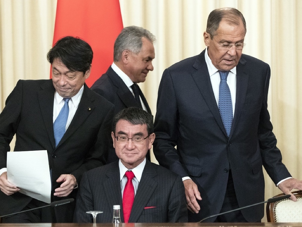 Japonský minister obrany Icunori Onodera (vľavo), šéf ruskej diplomacie Sergej Lavrov (vpravo), ruský minister obrany Sergej Šojgu (uprostred v pozadí) a japonský šéf diplomacie Taro Kono 