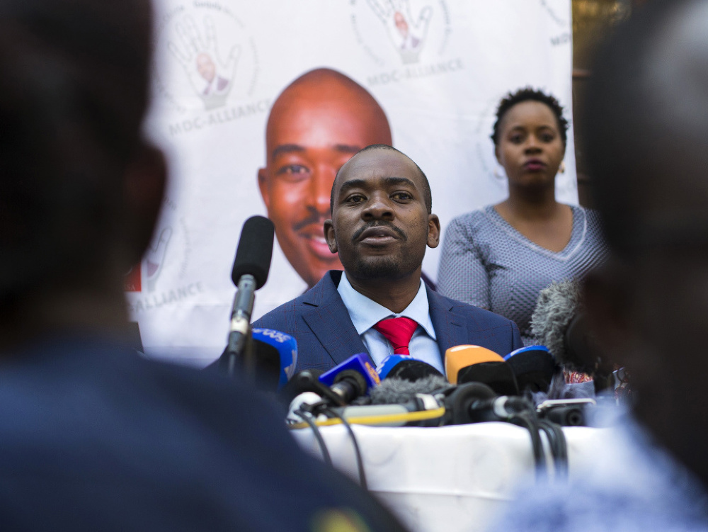 Zimbabwianska polícia rozohnala účastníkov tlačovej konferencie opozičného lídra Nelsona Chamisu, ktorá sa mala konať v hlavnom meste Harare. Do sály luxusného hotela, kde sa zhromaždili novinári, vtrhlo približne 20 príslušníkov poriadkovej polície s obu