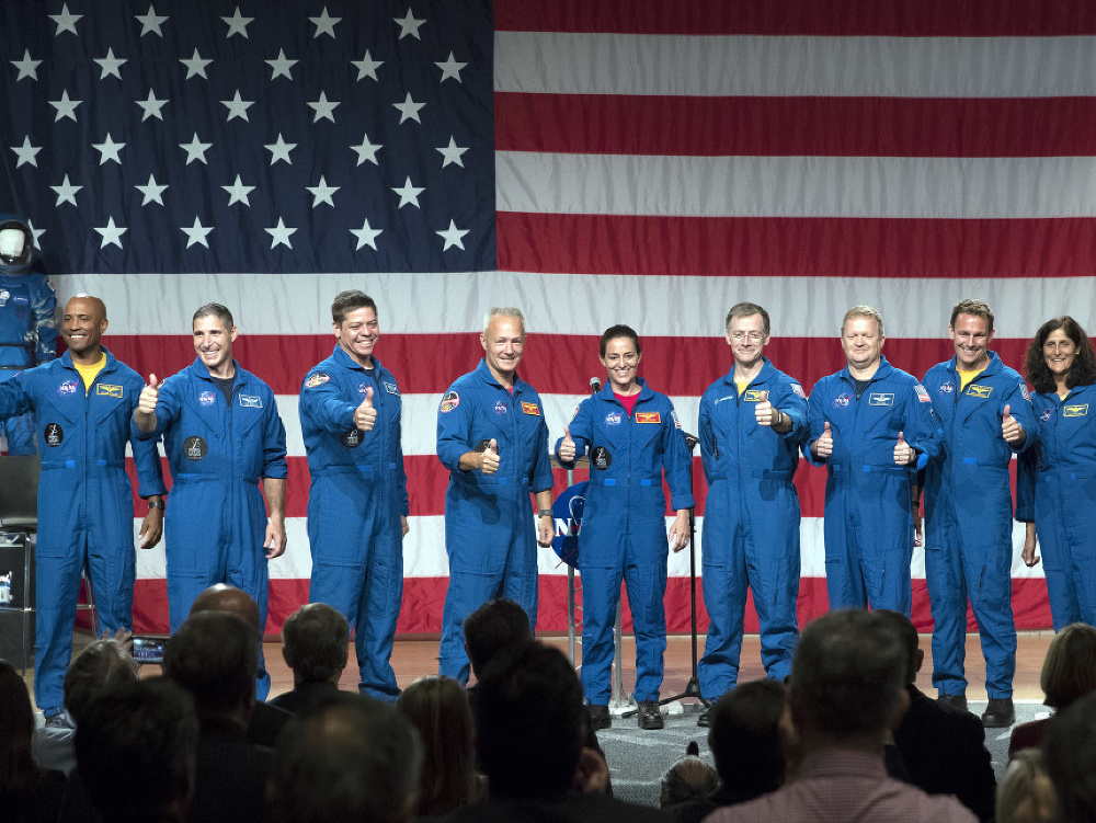 NASA predstavila posádky nových kozmických lodí SpaceX Dragon a Boeing Starliner