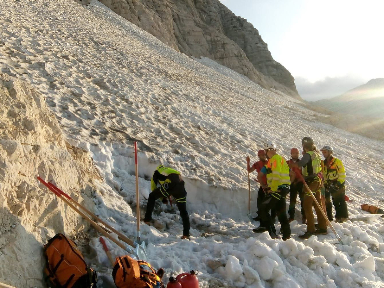 Na snímke talianski speleológovia a záchranári zasahujú na mieste, kde 33-ročný Talian Stefano Guarnieri uviazol v jaskyni pod alpským ľadovcom neďaleko severovýchodnej hranice Talianska so Slovinskom.