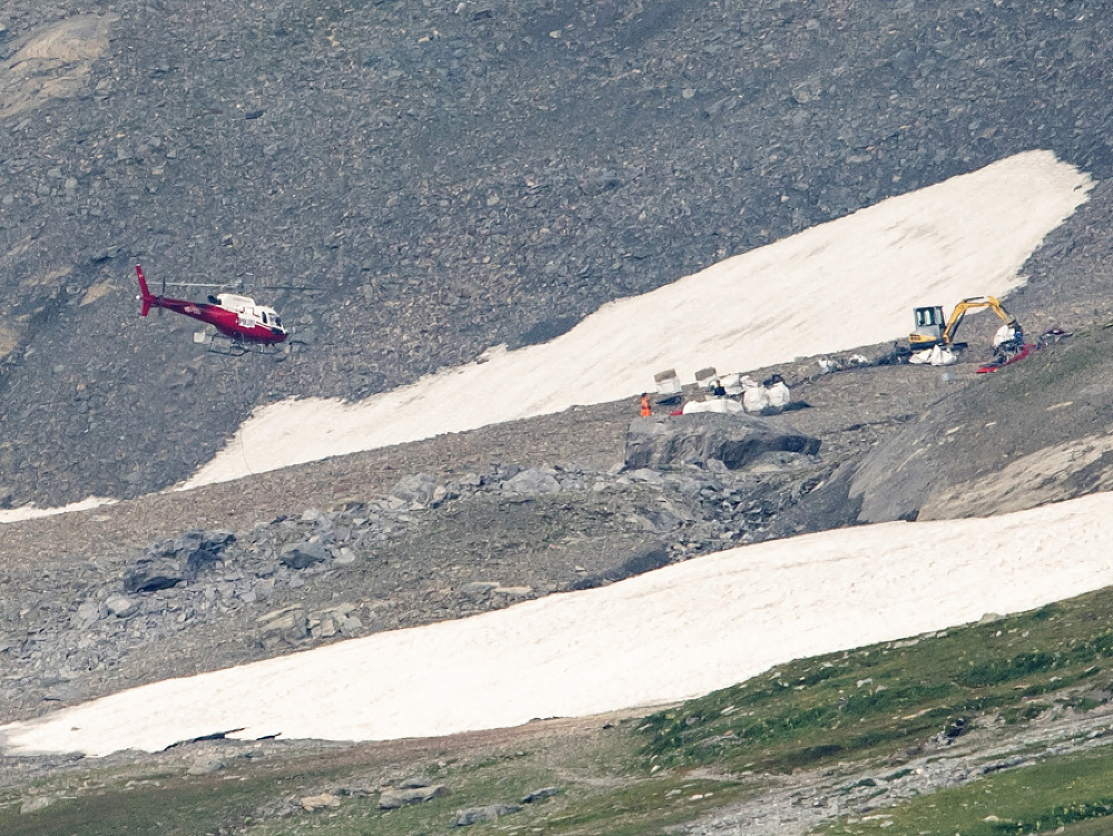Lietadlo sa počas vyhliadkového letu zrútilo takmer vertikálne vo výške 2540 metrov nad morom.