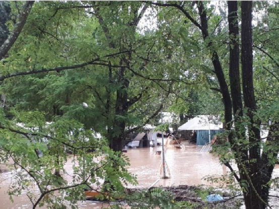 Rozvodnená rieka Ardeche zaplavila tábor.