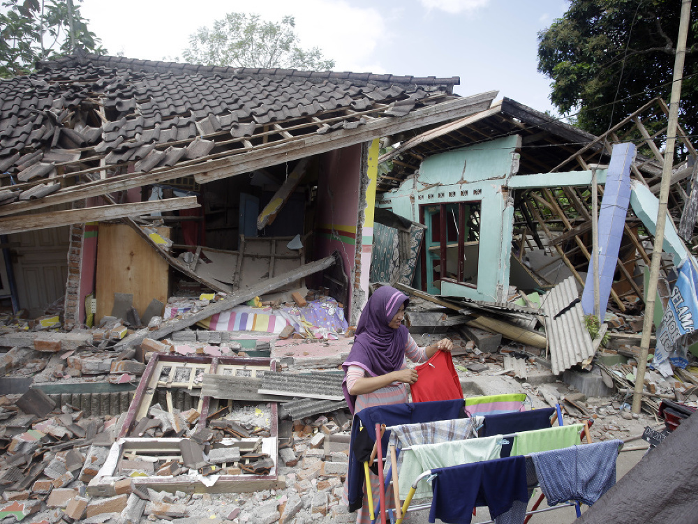 Zemetrasenie zanechalo v Indonézii spúšť
