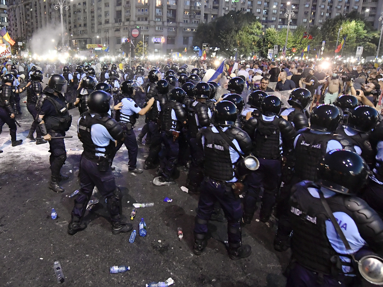V Rumunsku prebiehajú masívne protesty.