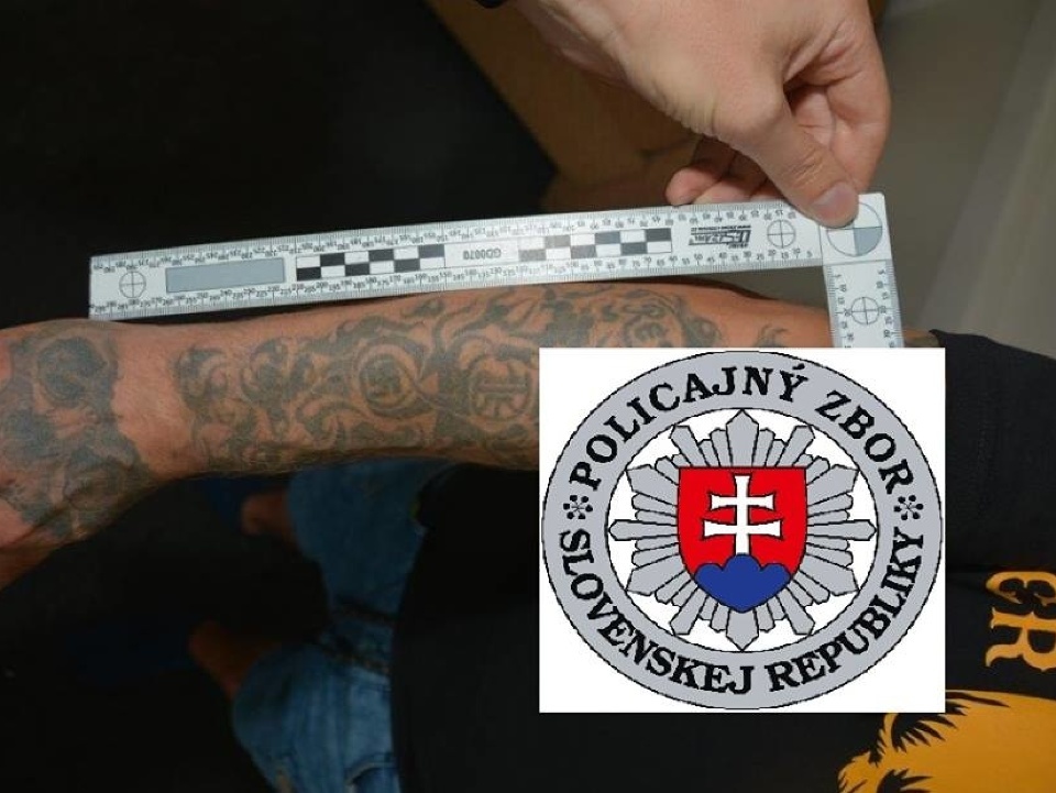 Polícia zadržala pri nakupovaní muža s hákovými krížmi po tele