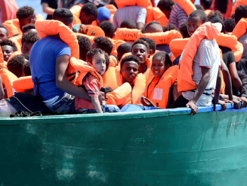 Vojenská loď zachránila 114 migrantov z potápajúceho sa člna