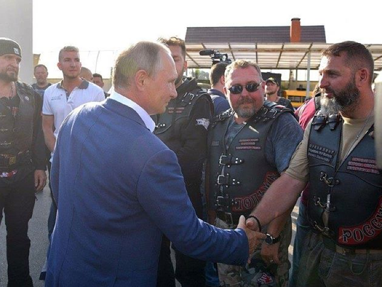 Vladimír Putin s motorkárskym klubom Noční vlci