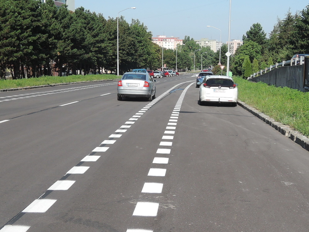Na snímke súčasťou vodorovného dopravného značenia na zrekonštruovanej ulici Podháj v bratislavskom Lamači sa stali aj cyklopruhy.