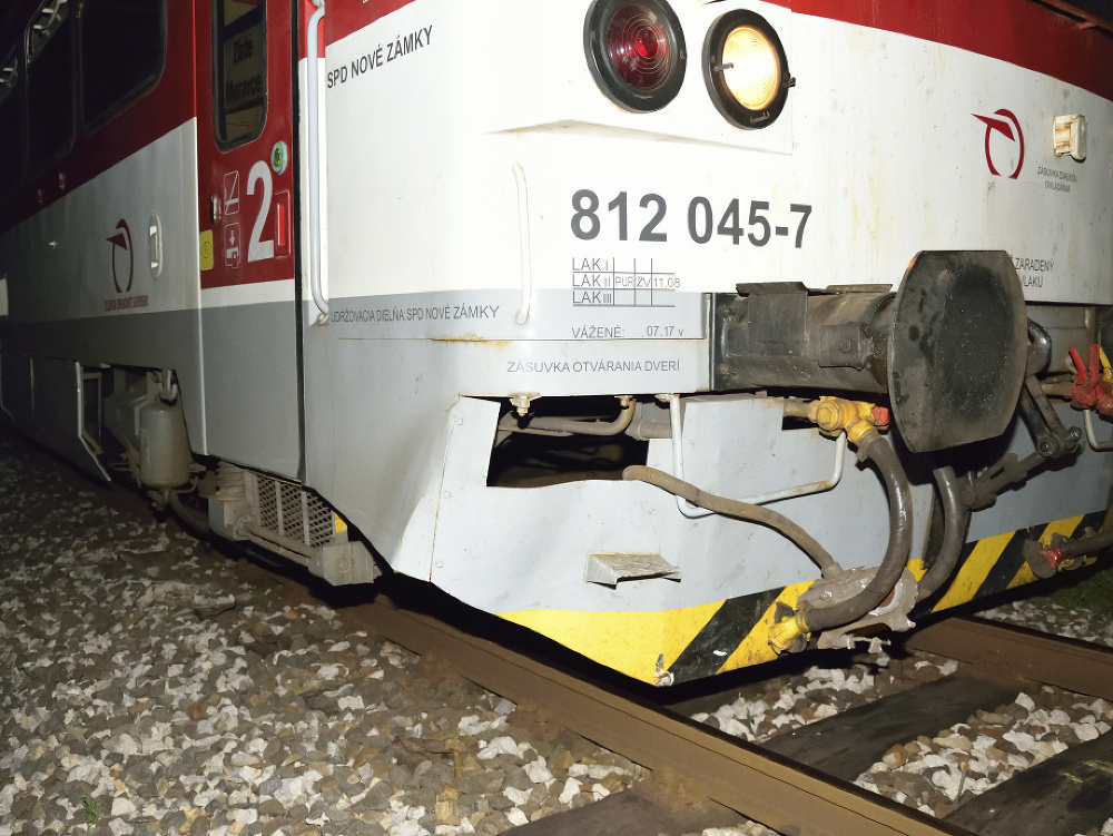 Na snímke osobný vlak, ktorý zrazil  27-ročného cyklistu na nechránenom železničnom priecestí v obci Kmeťovo v okrese Nové Zámky 