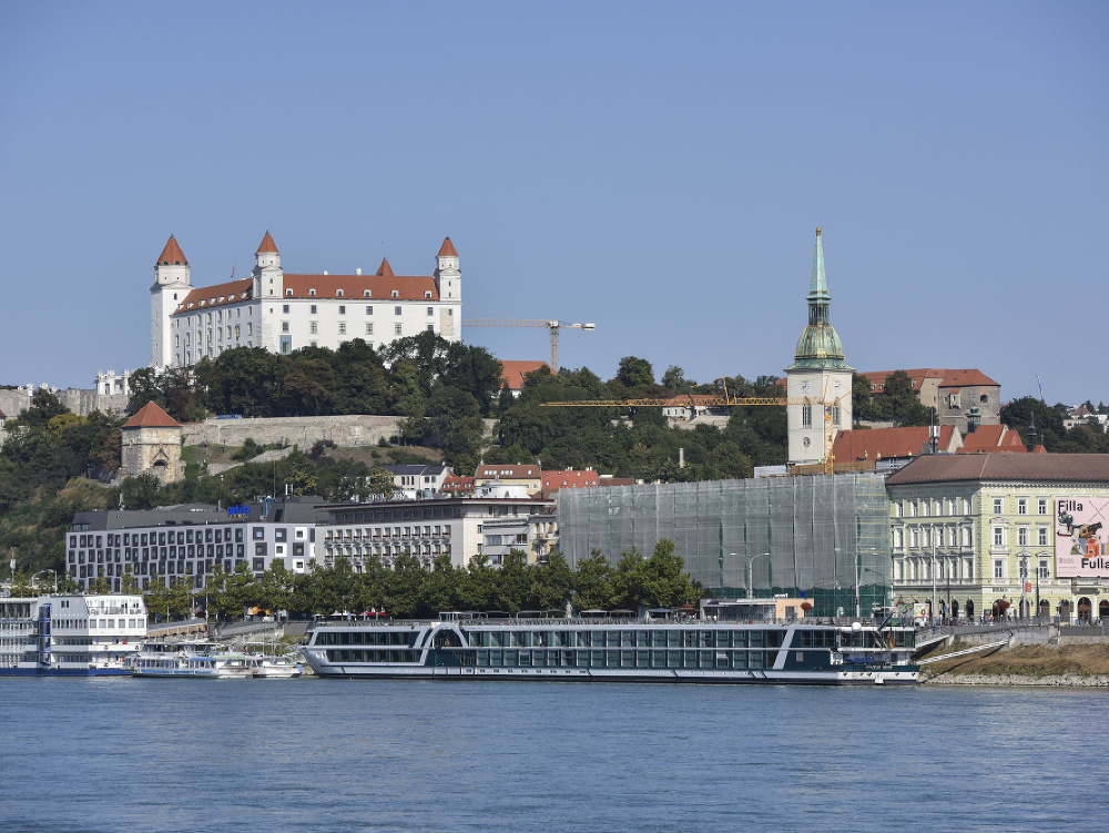 Nízka hladina Dunaja je spôsobená horúčavami a nedostatkom zrážok. Na snímke Dunaj a pristavené lode na dunajskom nábreží v Bratislave