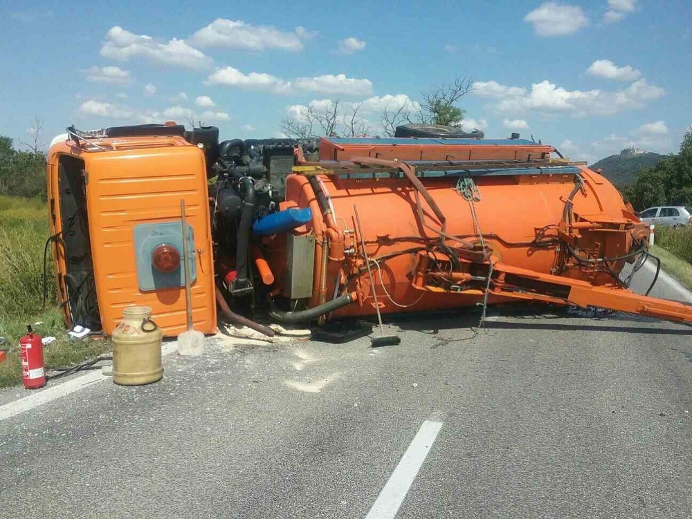 Nehoda nákladného auta medzi obcami Sološnica a Plavecké Podhradie v okrese Malacky 