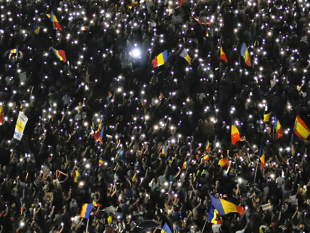 Ľudia v Rumunsku požadovali pokračovanie boja proti korupcii a odstúpenie vlády