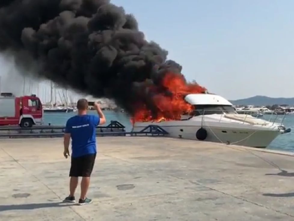 Požiar lode pri Zadare