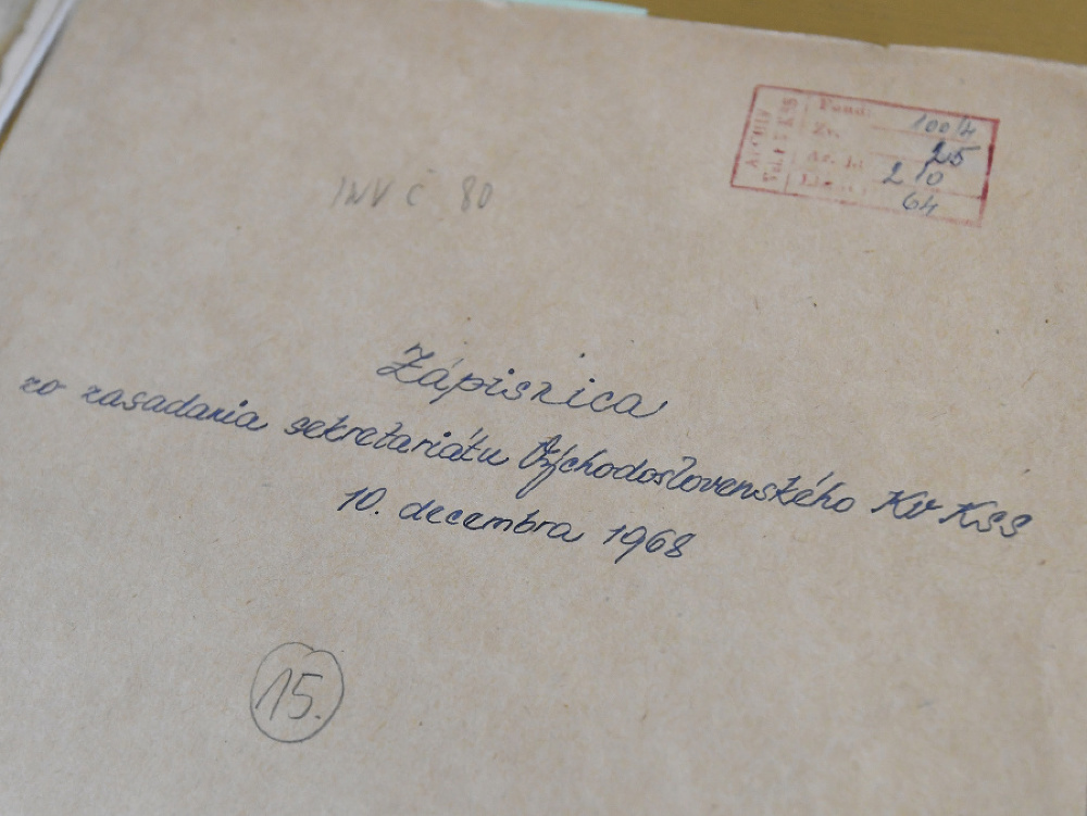 Na snímke zápisnica zo zasadania sekretariátu Východoslovenského KV KSS.