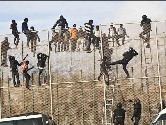 Stovka migrantov sa dostala cez ploty do Ceuty