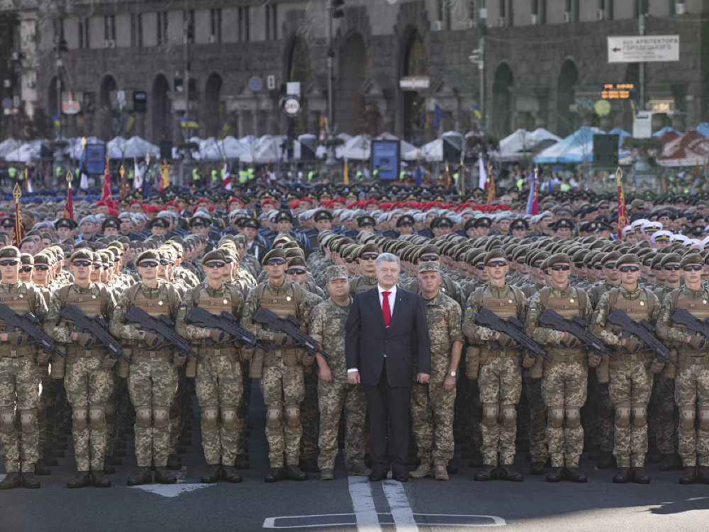 Ukrajinský prezident Petro Porošenko (uprostred) pózuje s vojakmi