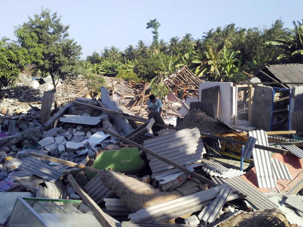 Séria ničivých zemetrasení spustošila indonézsky ostrov Lombok.