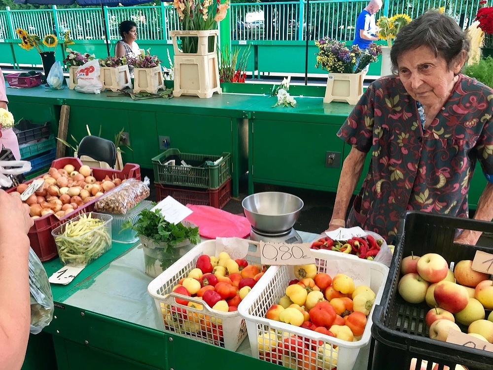 Babička na trhu v Nových Zámkoch