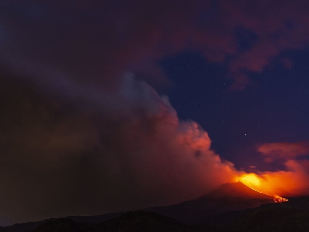 Sopka Etna chrlí lávu.