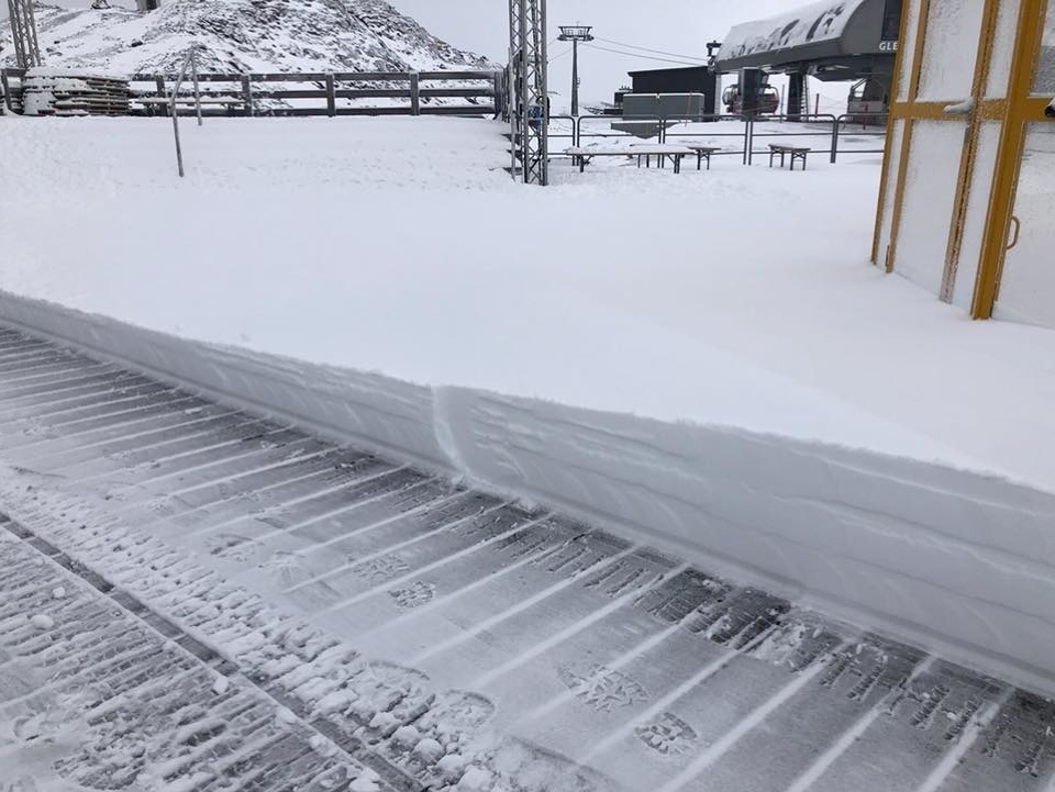 V rakúskych Alpách napadol sneh