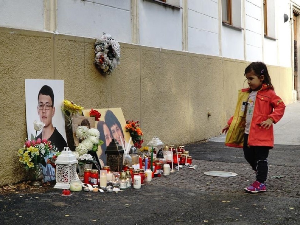 Ľudia prišli zapáliť sviečku za brutálne zavraždeného Jána Kuciaka a jeho snúbenicu Martinu Kušnírovú