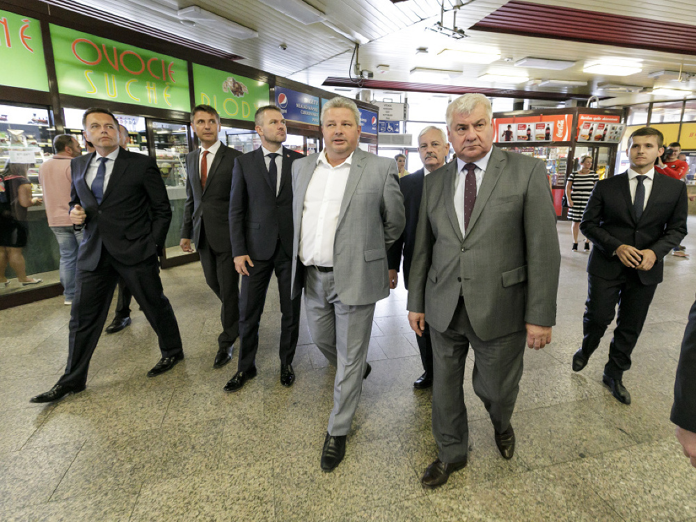 Zľava  Peter Kažimír, Ivo Nesrovnal, Peter Pellegrini, generálny riaditeľ ŽSR Martin Erdössy, prednosta Hlavnej stanice v Bratislave Pavol Országh a minister dopravy Árpad Érsek.