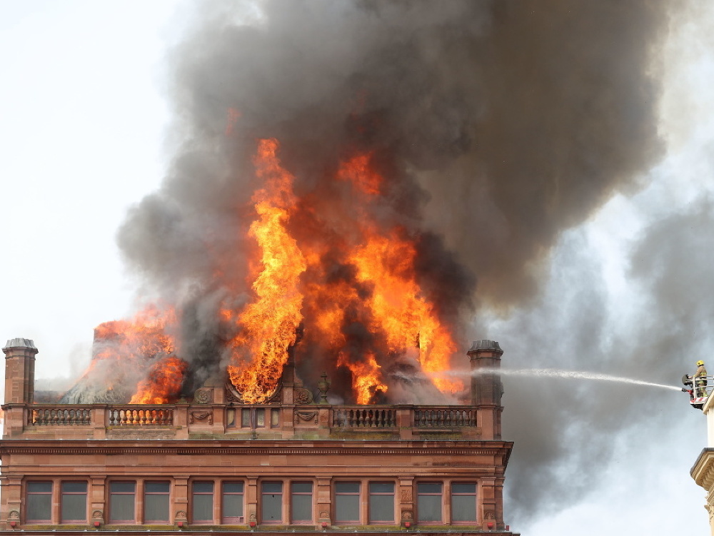 Historická budova v plameňoch.