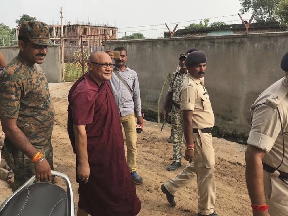 Na snímke 55-ročný budhistický mních Bhante Sangh Prija v doprovode polície po jeho zadržaní