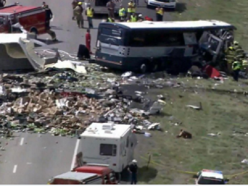 Zrážka autobusu a nákladného auta si vyžiadala sedem mŕtvych