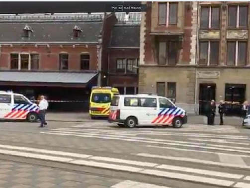Na železničnej stanici v Amsterdame zneškodnili muža útočiaceho nožom
