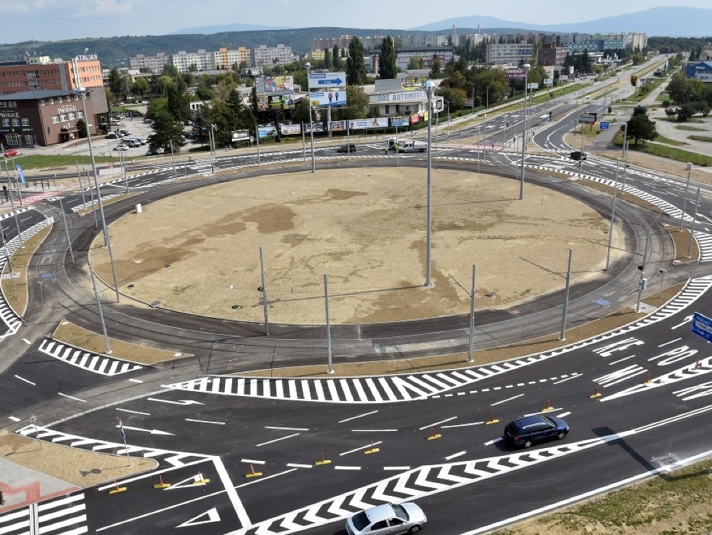 Na snímke zrekonštruovaný kruhový objazd na Moldavskej ceste po odovzdaní ukončenia modernizácie košických električkových tratí 