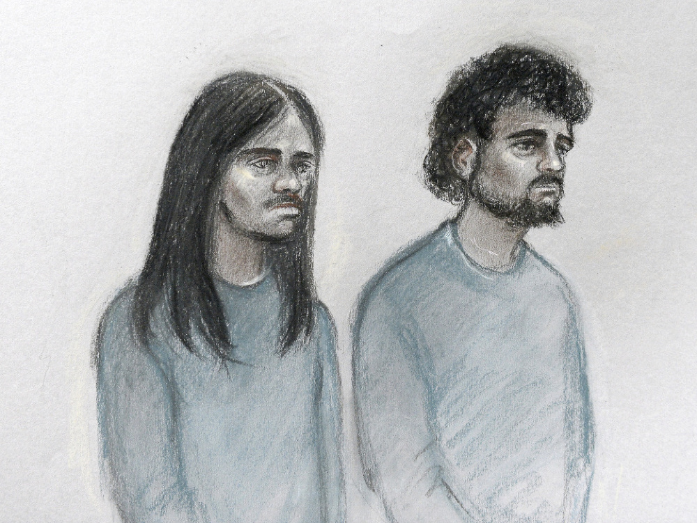 Na snímke zadržaní muži, dvadsaťročný Naa'imur Zakariyah Rahman (vľavo) z Londýna a dvadsaťjedenročný Mohammed Aqib Imran z Birminghamu, ktorí sa postavili pred súd vo Westminsteri.