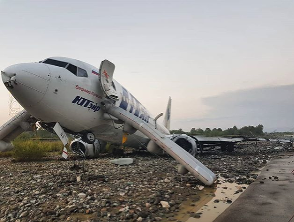 Lietadlo ruskej spoločnosti UTAir sa skĺzlo z dráhy a vznietilo sa. 