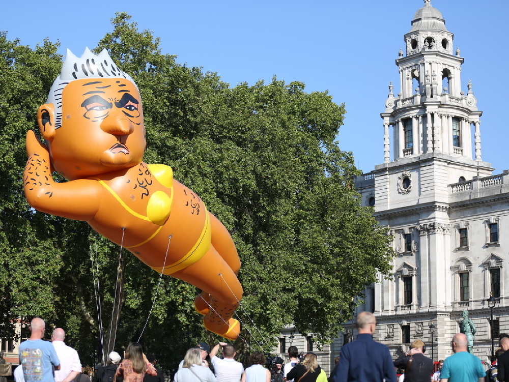 Starostu Londýna zosmiešnili veľkým balónom. 