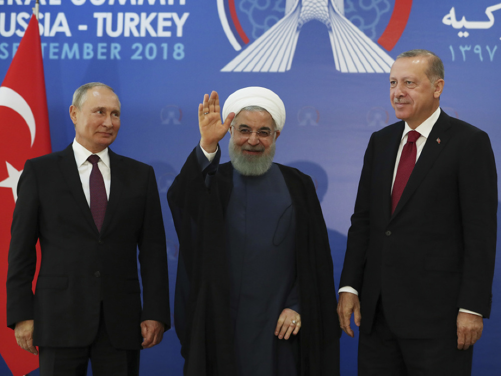 Na snímke zľava ruský prezident Vladimir Putin, iránsky prezident Hasan Rúhání a turecký prezident Recep Tayyip Erdogan 