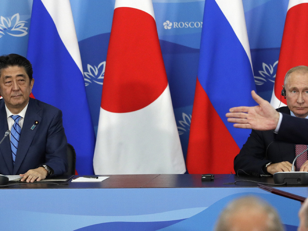 Japonský premiér Shinzo Abe a ruský prezident Vladimir Putin počas spoločných rozhovorov.
