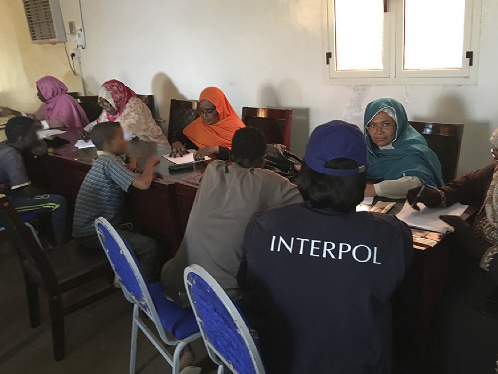 V Sudáne zachránil Interpol 94 obetí obchodovania s ľuďmi. 